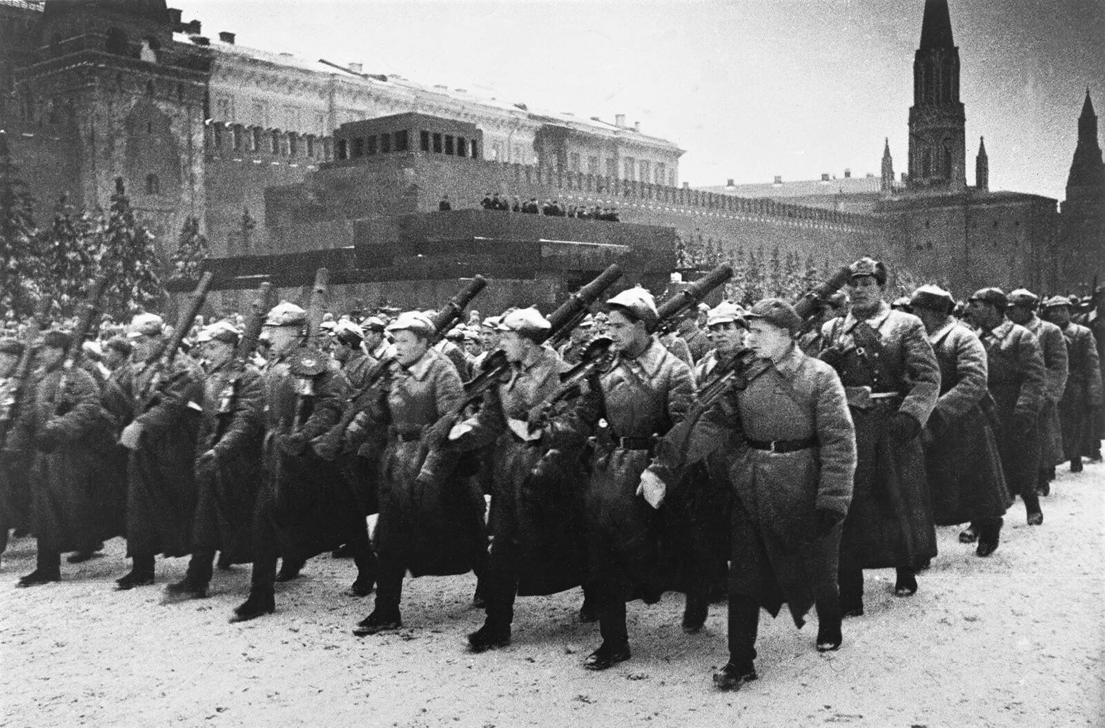 Парад а Красной площади 7 ноября 1941 года. Пулемётчики.