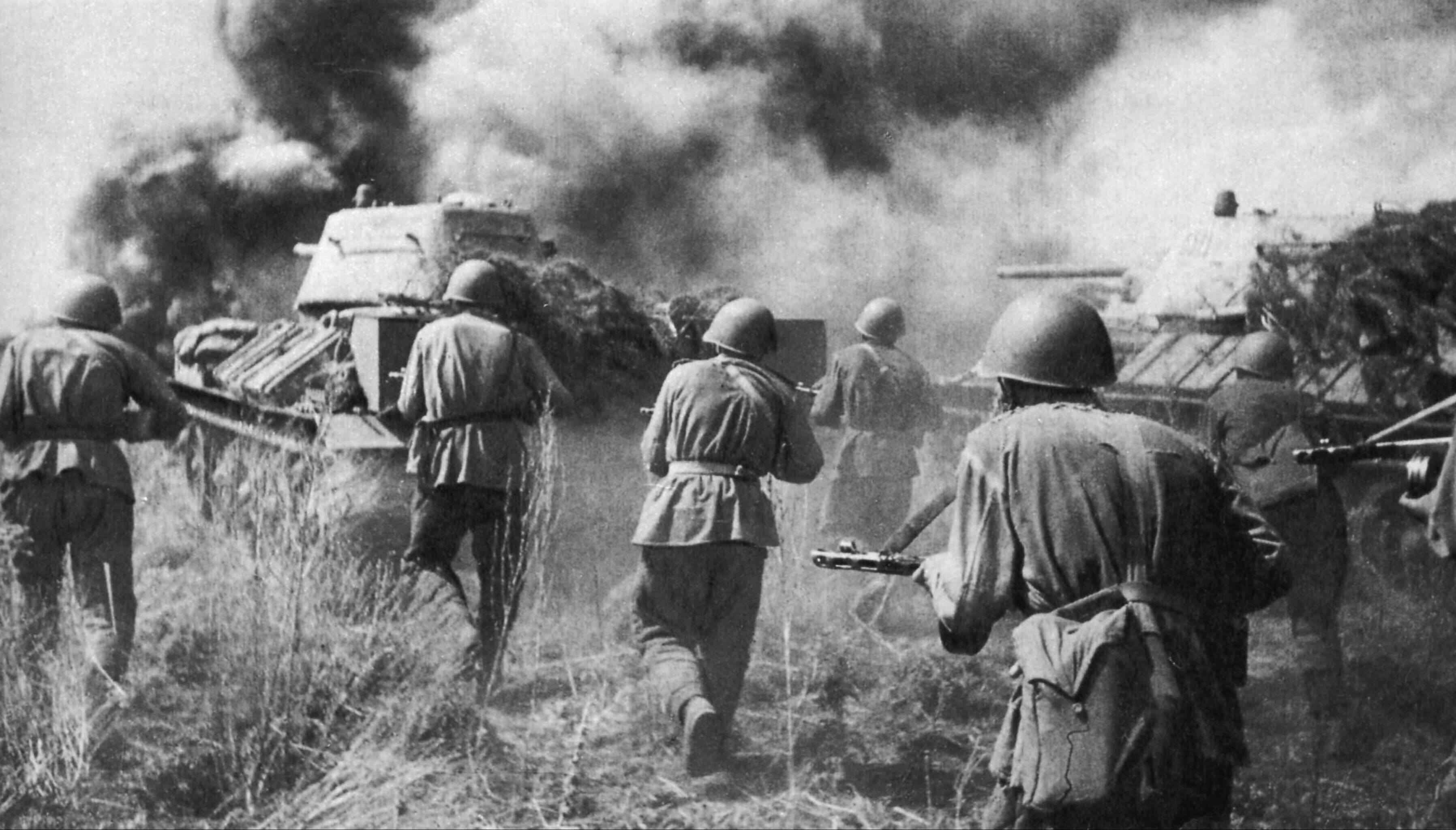 Танкисты во взаимодействии с пехотой контратакуют противника. Воронежский фронт, 1943 год (CC BY 4.0)