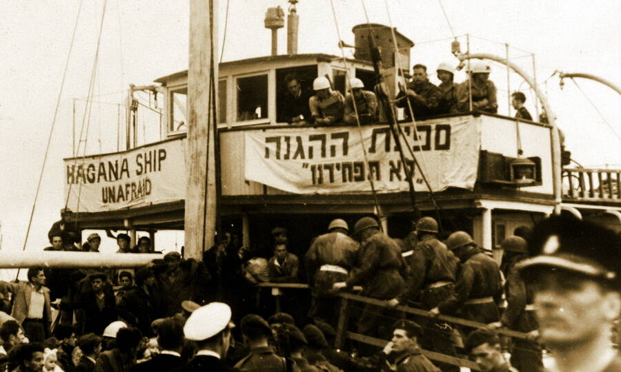 Британские военнослужащие в поисках еврейских иммигрантов на борту судна, прибывшего в порт Хайфы, 1948 год. 