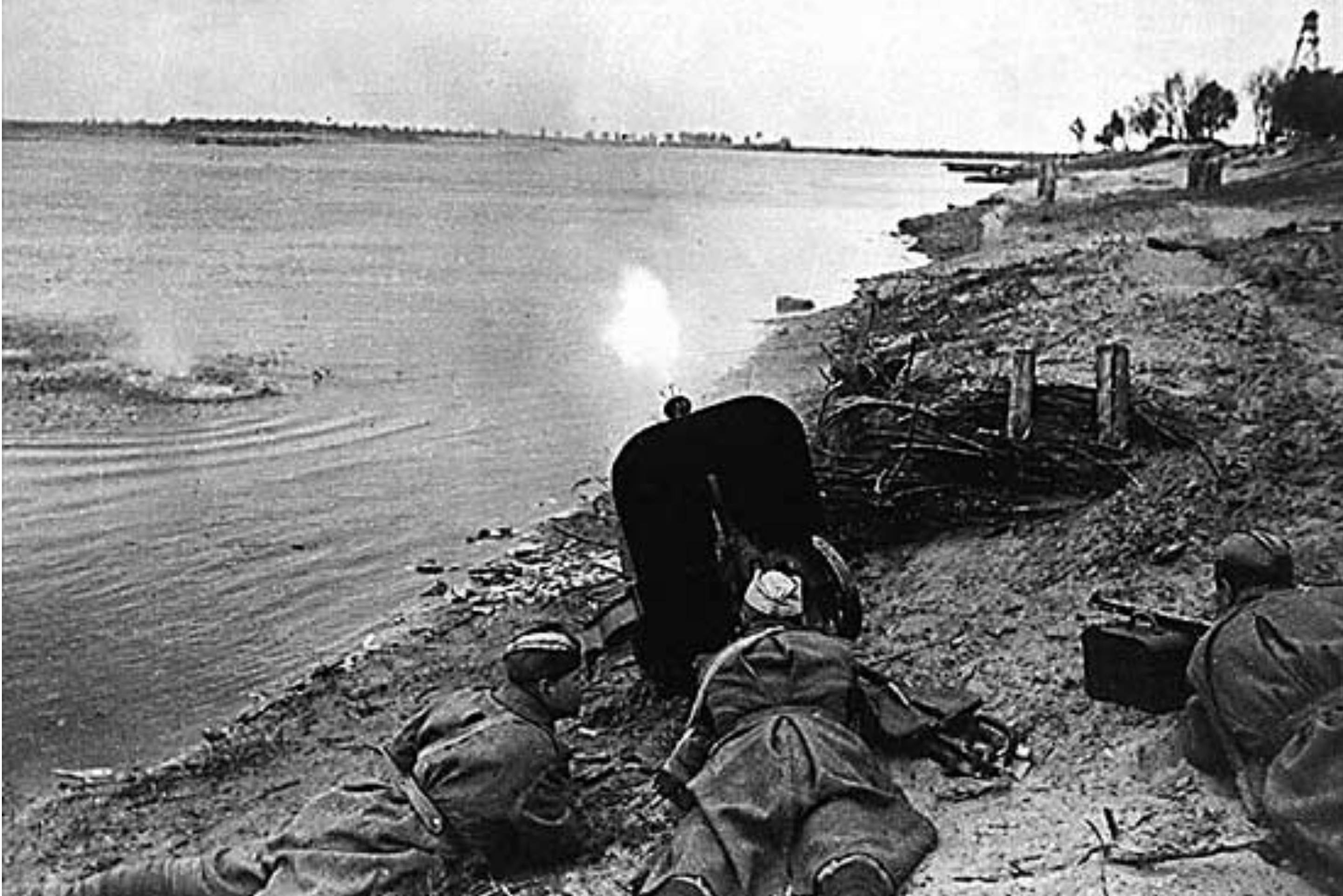 Форсирование Днепра. Расчет станкового пулемета ДШК поддерживает переправляющихся огнем. Ноябрь 1943 года (CC BY 4.0)