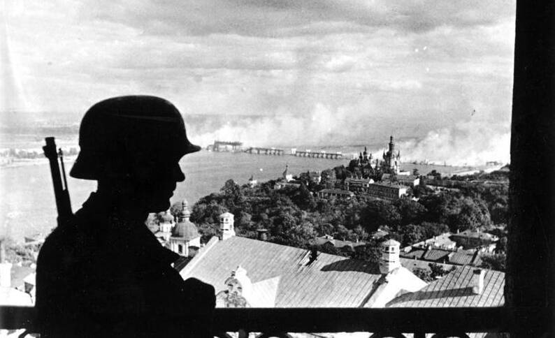 Немецкий солдат на фоне Киево-Печерской лавры и рухнувшего моста через Днепр. День падения Киева, 19 сентября 1941 года (Bundesarchiv, Bild 183-L20208 / Schmidt / CC-BY-SA 3.0)