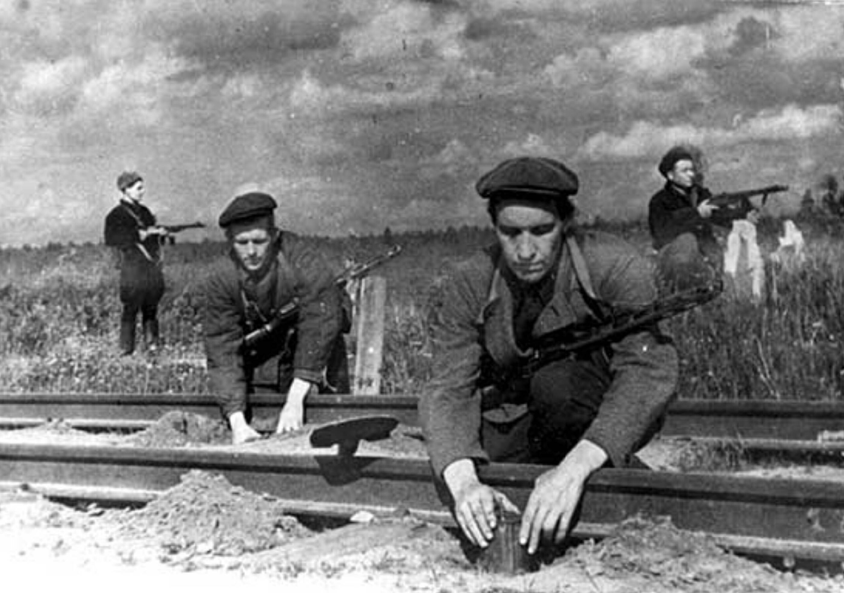 Партизаны отряда «Народный мститель» Темкинского района минируют железнодорожное полотно. Смоленская область. Сентябрь 1943 года (CC BY 4.0)