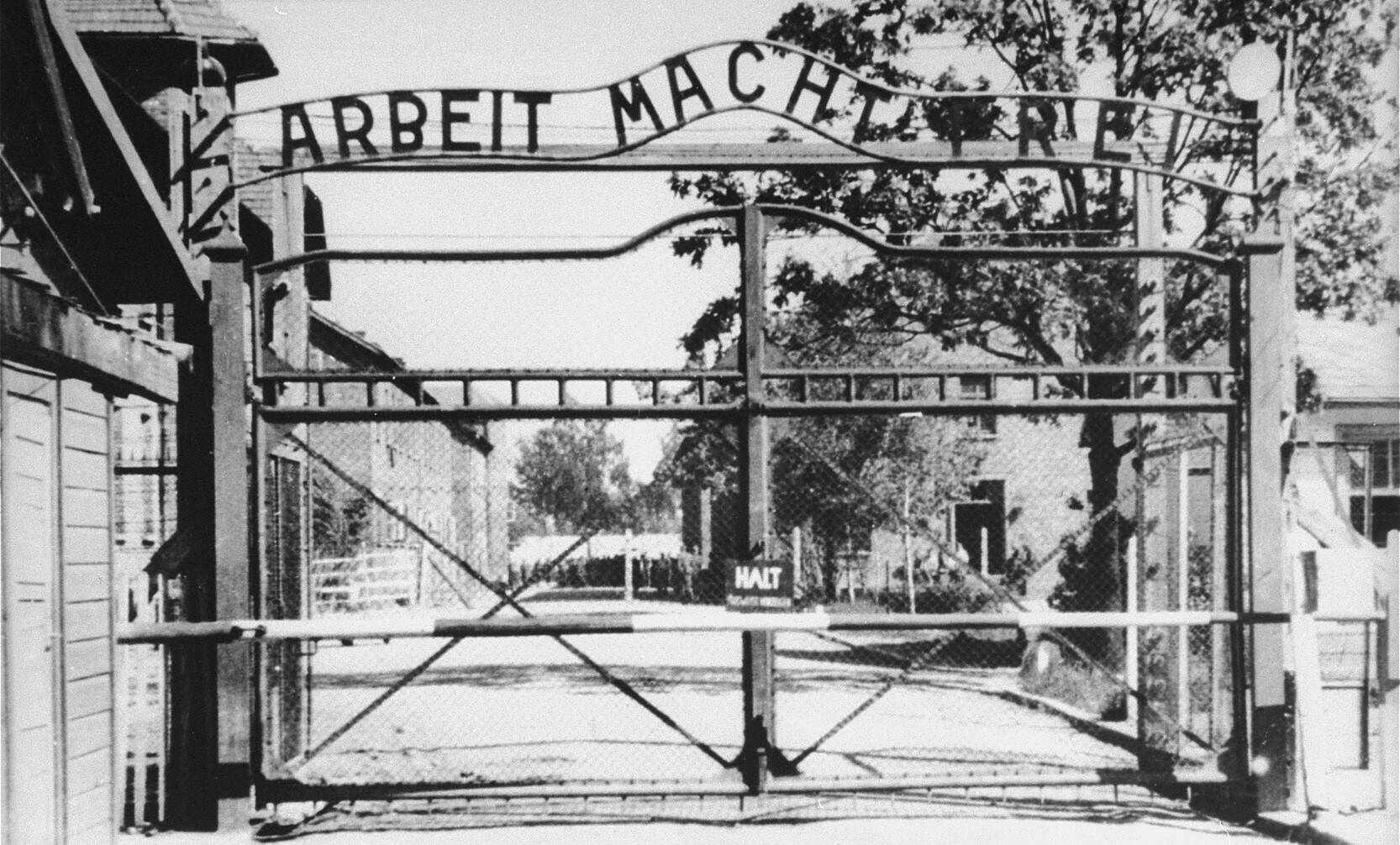 Вид на вход в главный лагерь Освенцим. На воротах выгравирован девиз «Arbeit Macht Frei» (Работа делает человека свободным).