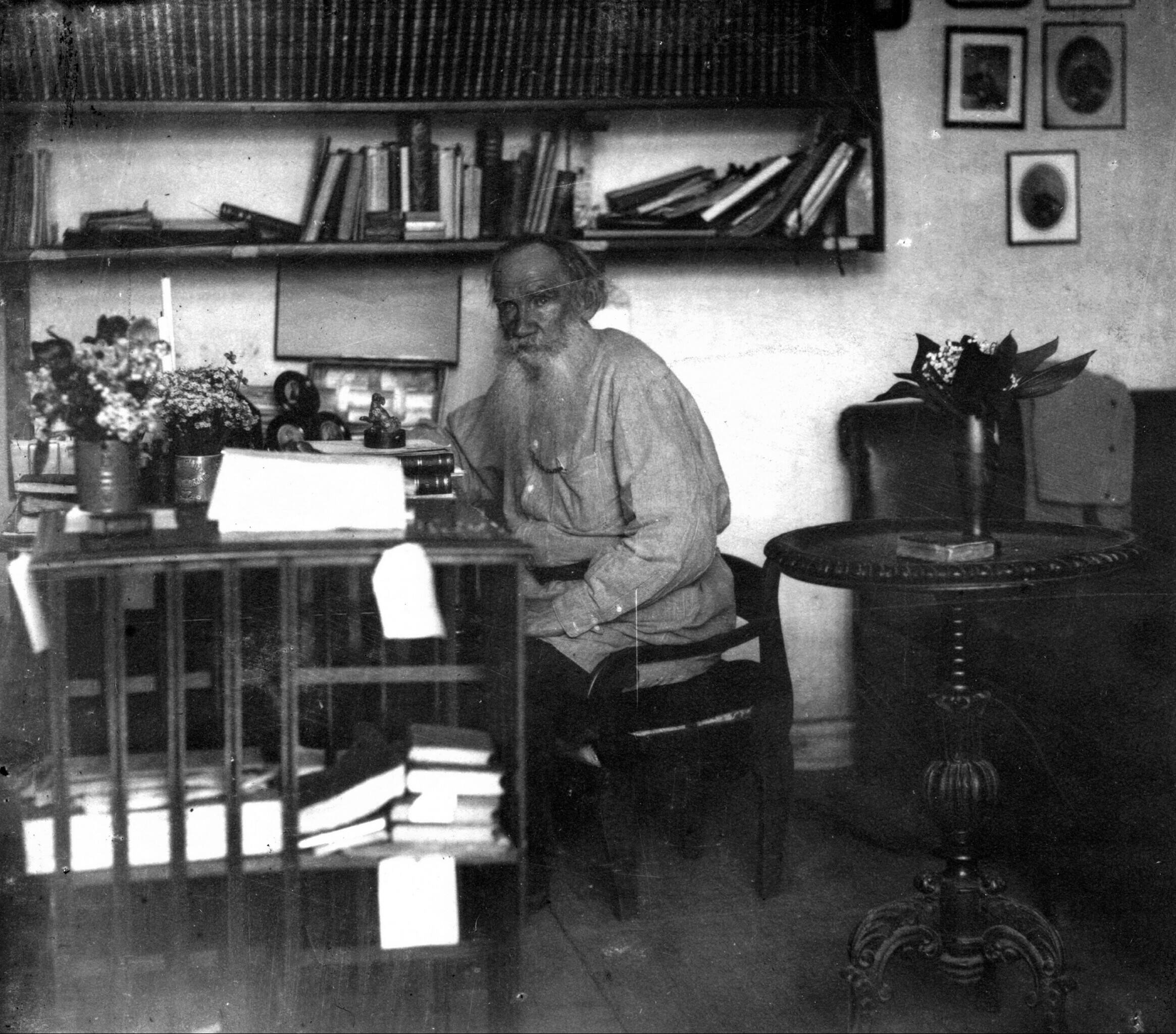Лев Толстой в своем кабинете. Фото С.М. Прокудина-Горского, 1908 год.