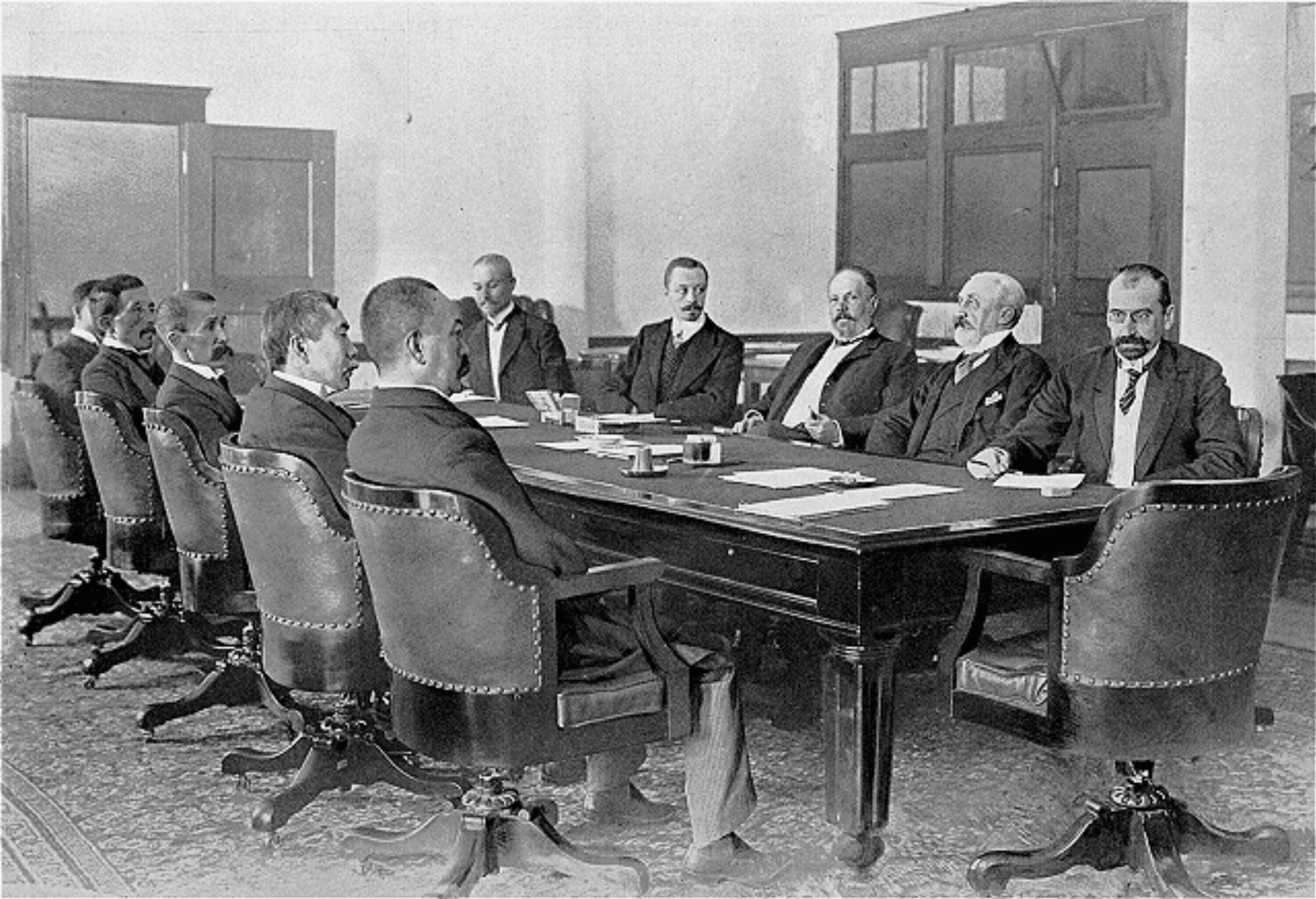 Переговоры в Портсмуте, 1905 год. С.Ю. Витте третий справа (дальняя часть стола).