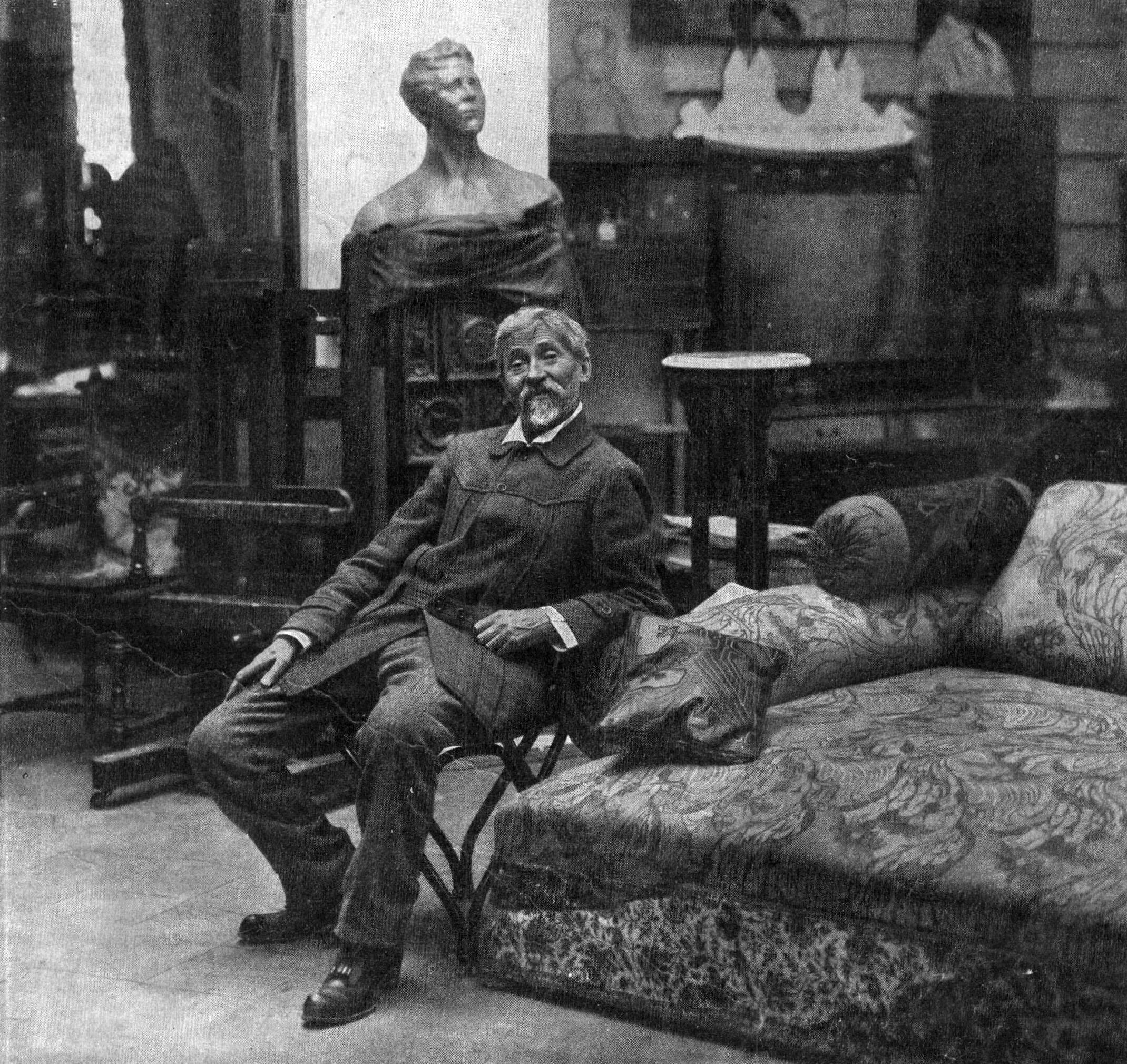 Илья Ефимович Репин в своей мастерской в Пенатах (Куоккала), 1914 год.