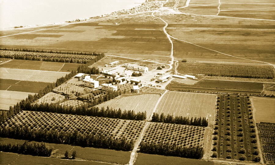 На фото, сделанном с воздуха в 1931 году, Дгания – первый кибуц, основанный в 1910 году на южном берегу Галилейского озера. Арабский город Самах на заднем плане в результате войны 1947–1948 гг. пришёл в запустение. 
