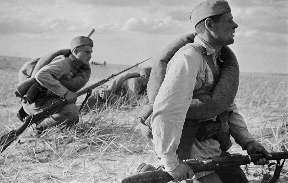 Советские солдаты во время наступления на Харьковском направлении, 1942.
