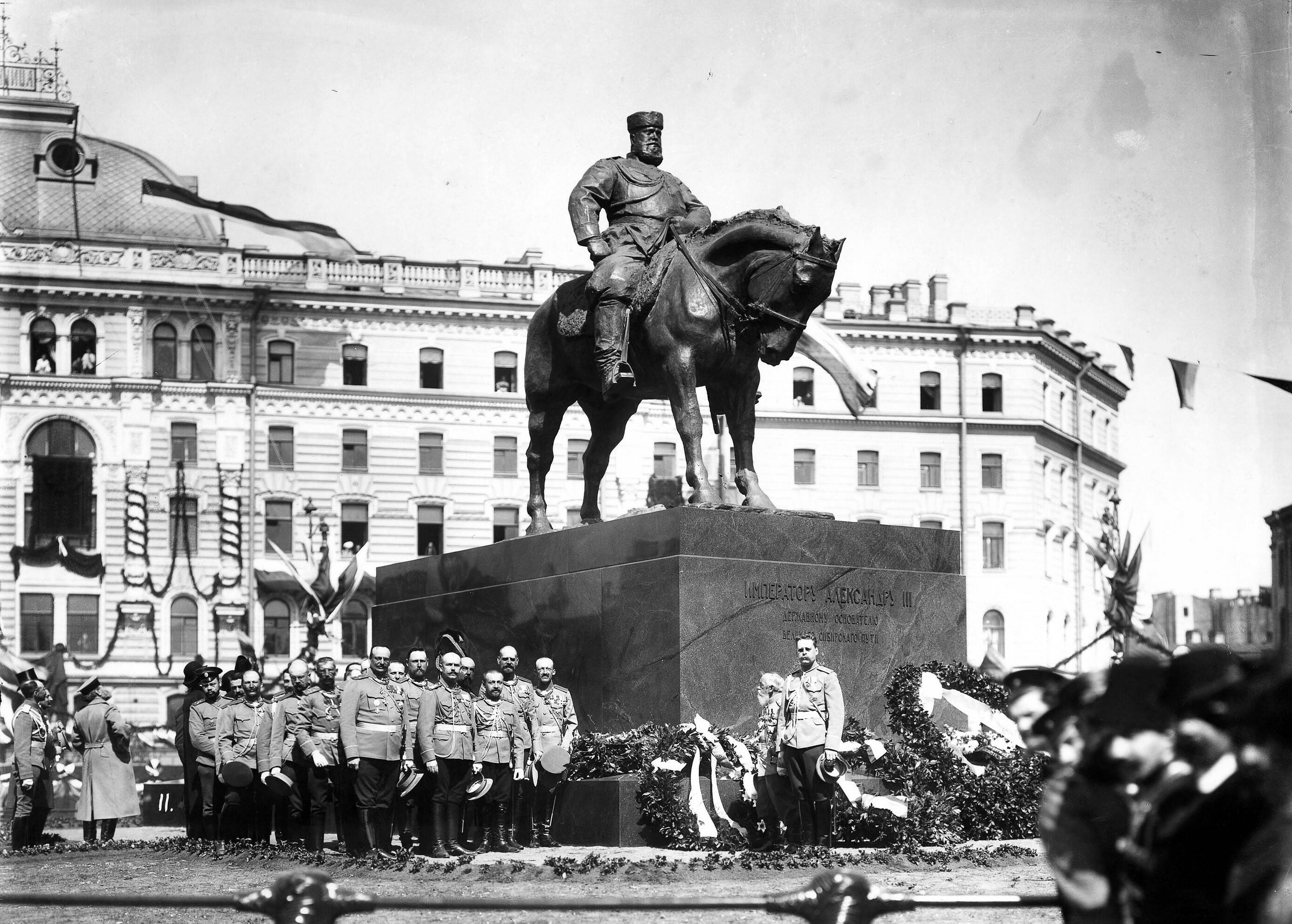 Открытие памятника Александру III 23 мая 1909 года на Знаменской (Восстания) площади в Санкт-Петербурге.