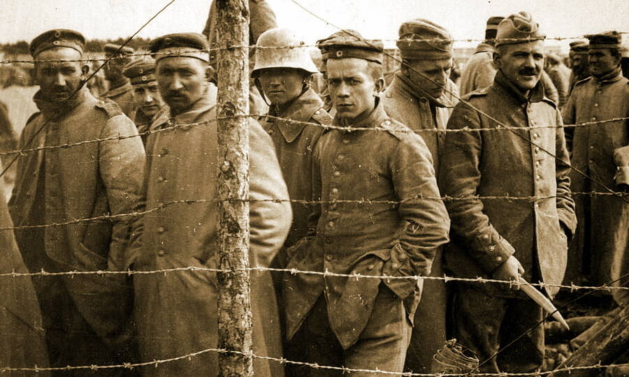 Итог Первой мировой войны: немецкие военнопленные во французском лагере. 