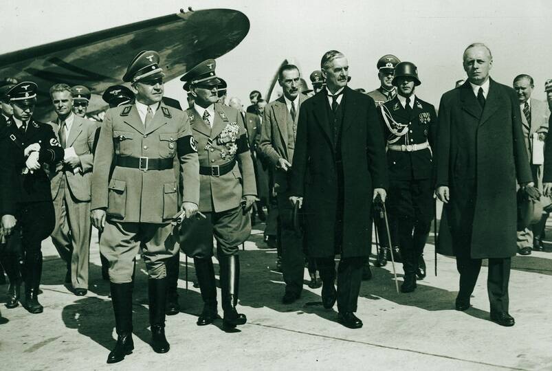 Прибытие британской делегации во главе с премьер-министром Невиллом Чемберленом на Мюнхенскую конференцию 1938 года. 