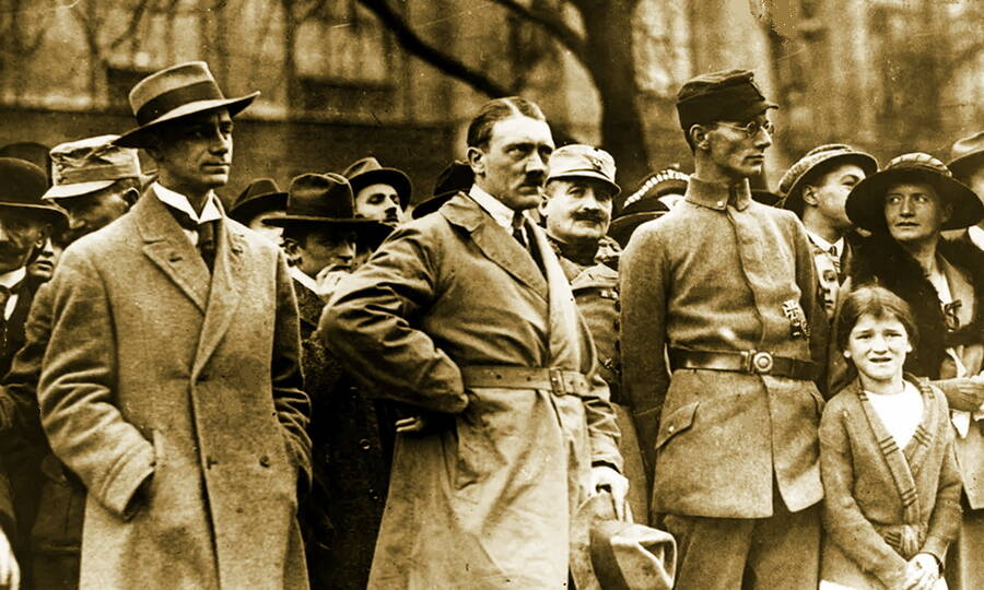 Адольф Гитлер с соратниками по нацистской партии вовремя «пивного путча» 1923 года в Мюнхене. 