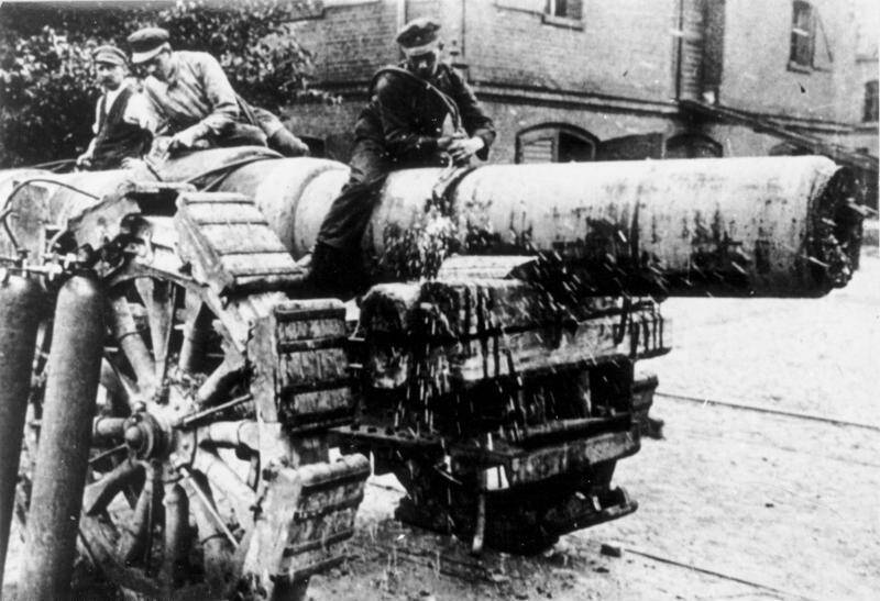 Разрезание тяжёлого германского орудия по условиям мира (1919—1920). Bundesarchiv, Bild 146-1972-081-03 / CC-BY-SA 3.0