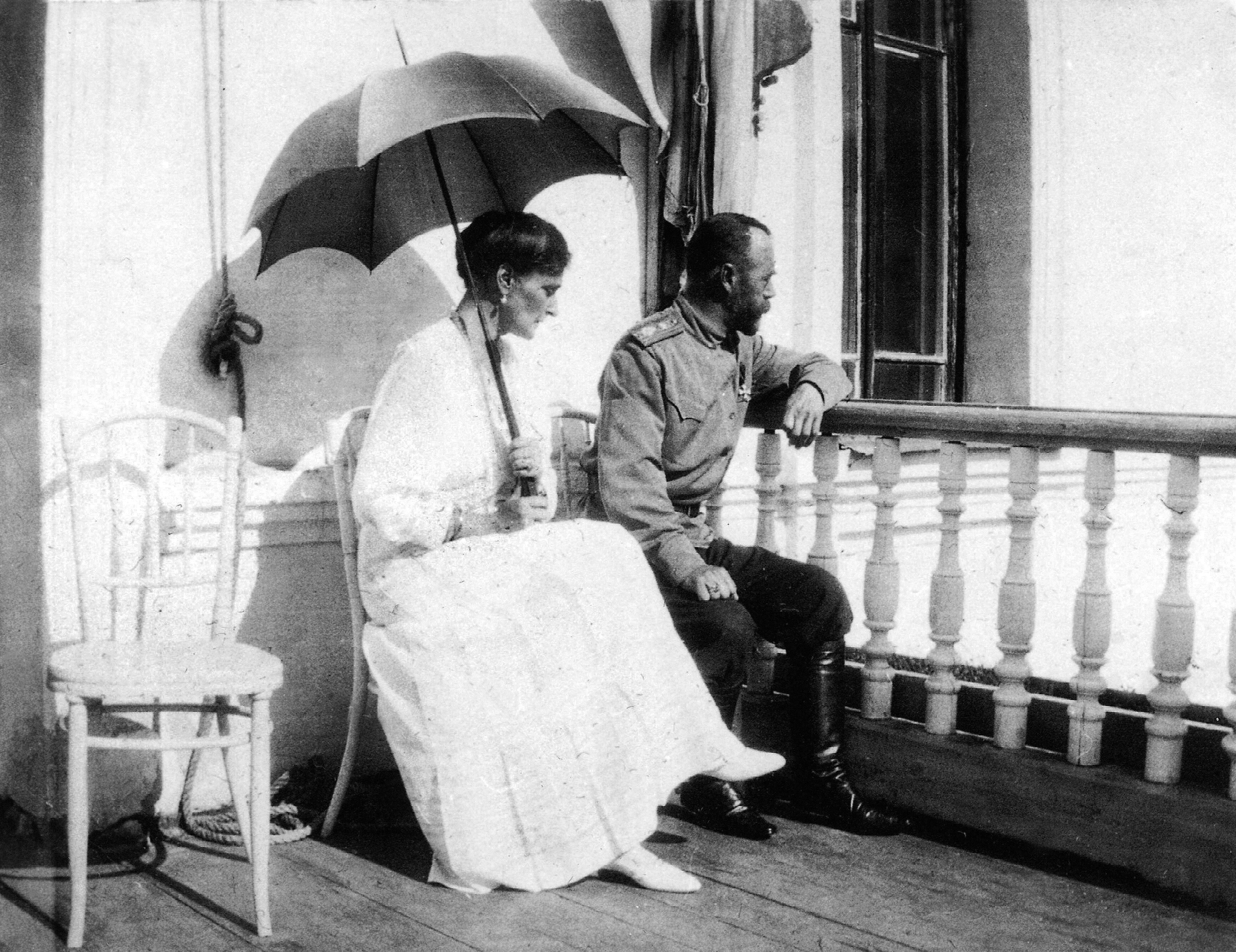 Последняя известная фотография Николая II и Александры Фёдоровны, сделанная в губернаторском доме в Тобольске в конце лета 1917 года.