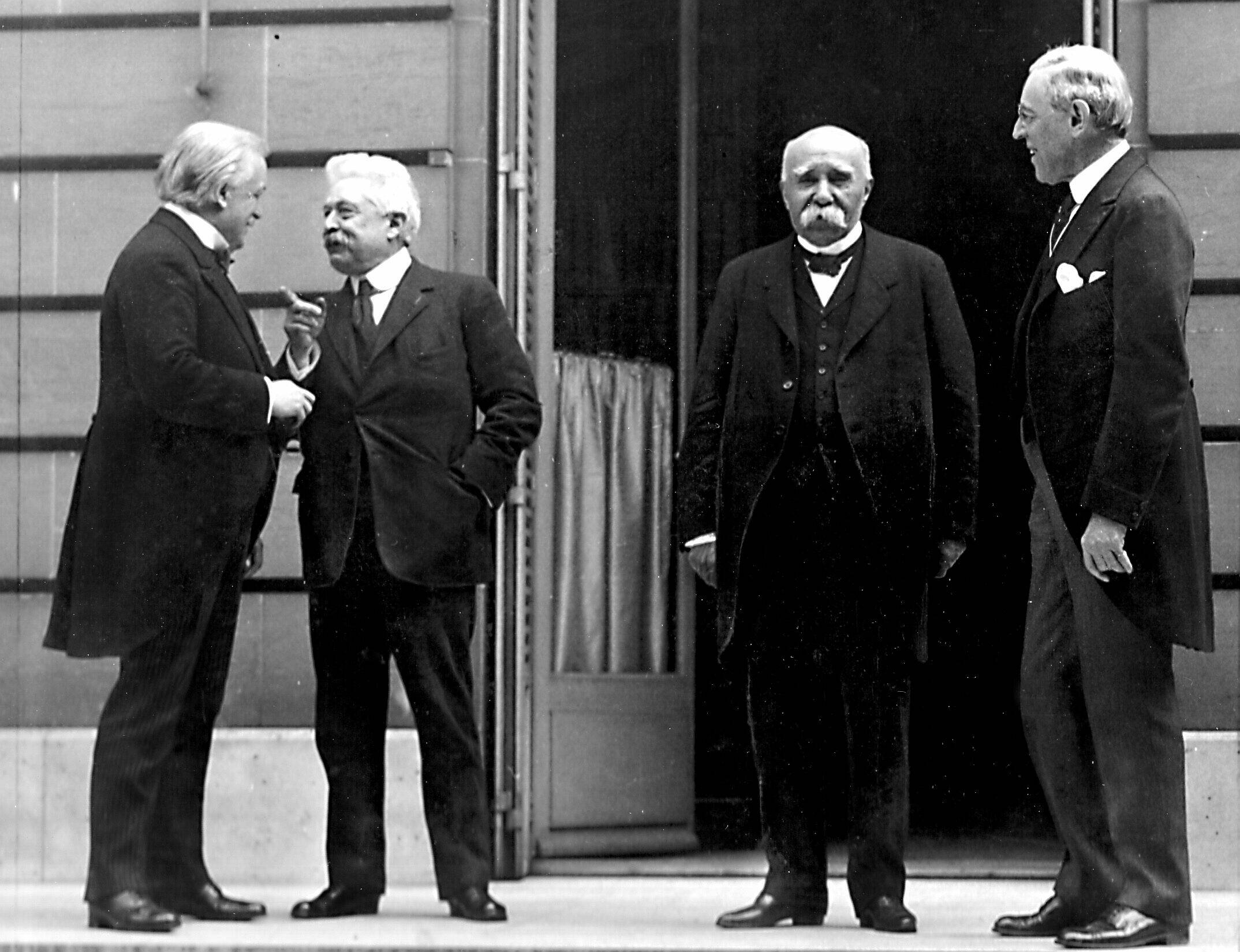Совет четырёх в Версале (слева направо): Дэвид Ллойд Джордж, Витторио Орландо, Жорж Клемансо и Вудро Вильсон.