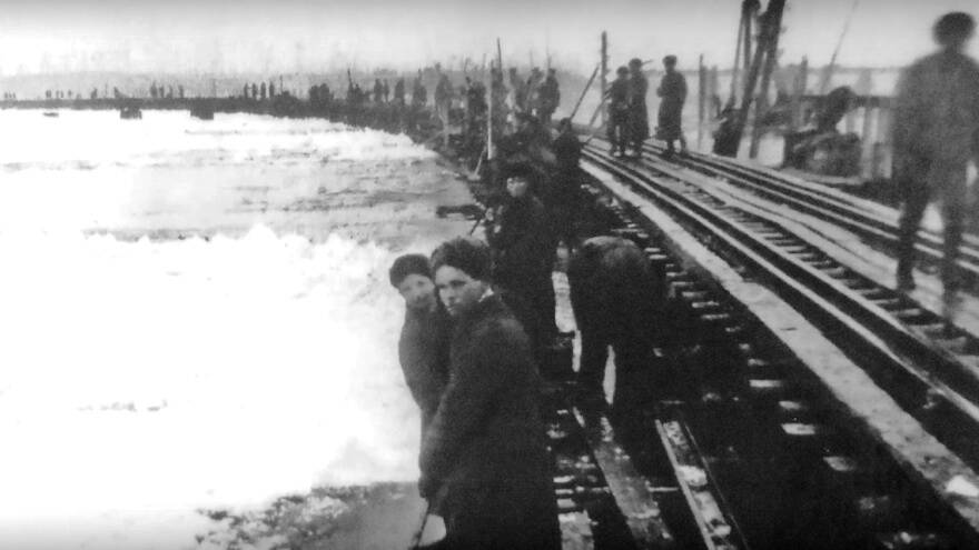 Строительство низководного свайно-ледового моста через Неву. Январь-февраль1943 г.