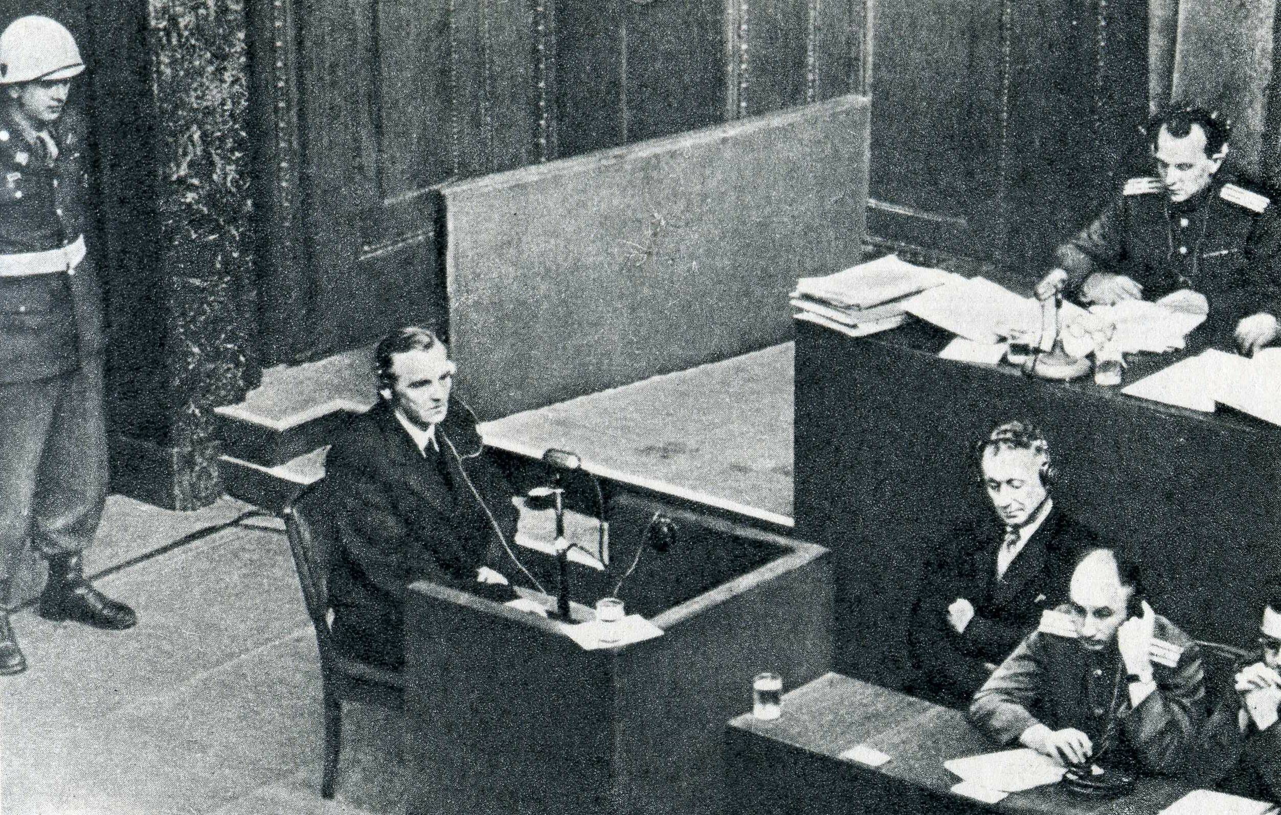 Фридрих Паулюс свидетельствует на Нюрнбергском процессе.
