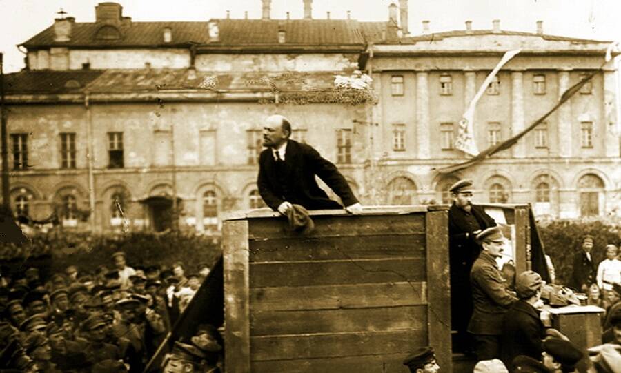 Выступление В.И. Ленина перед войсками, отправляющимися на фронт советско-польской войны. Москва, май 1920 года. 
