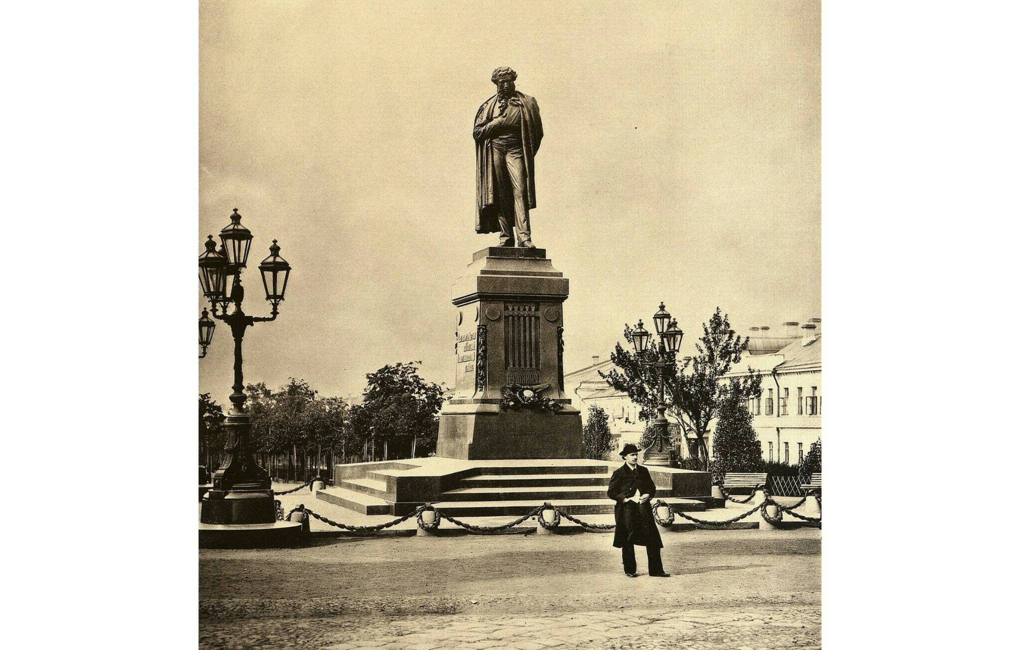 Памятник Пушкину на изначальном месте у Тверских ворот, 1884 год.