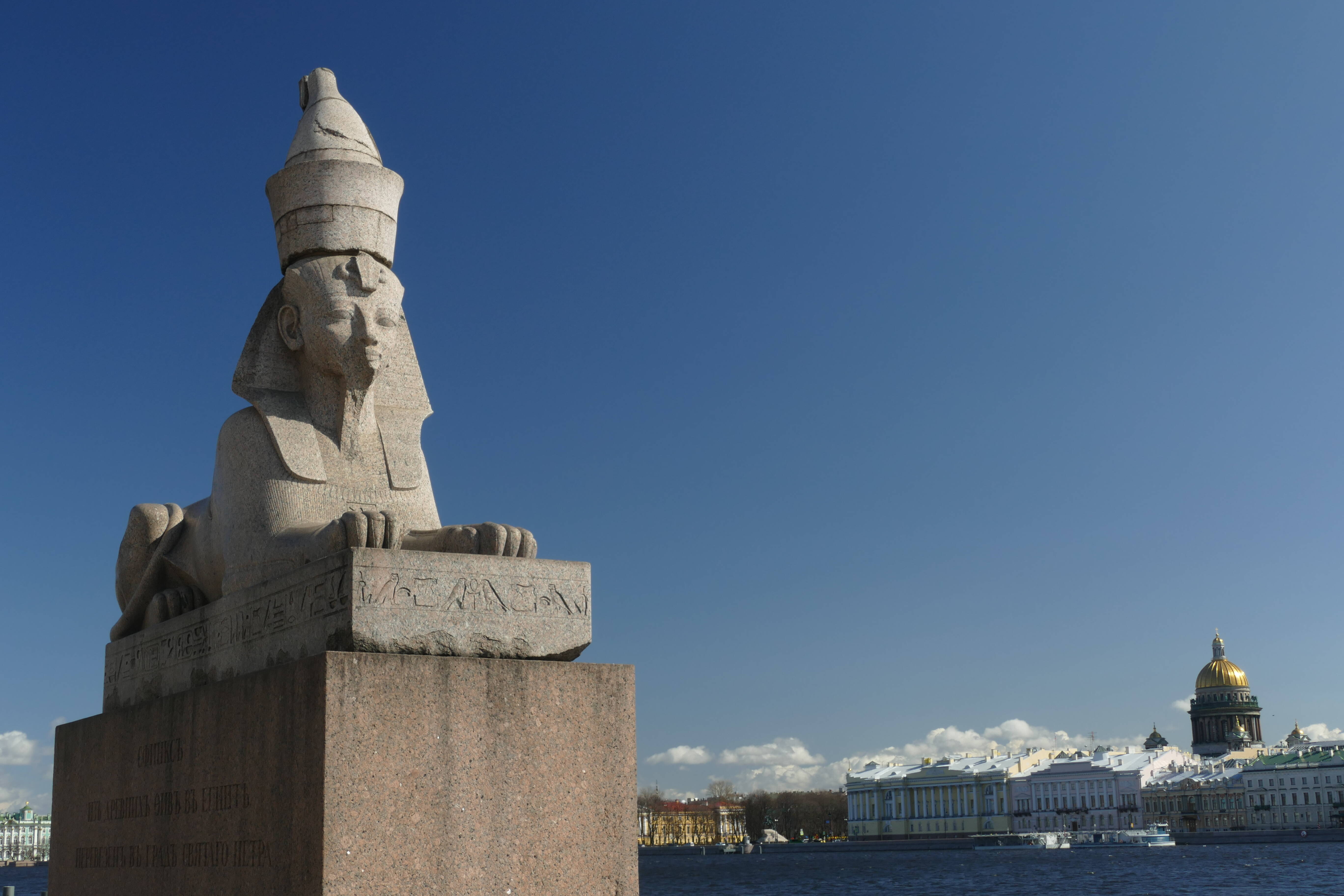 Восточный сфинкс на Университетской набережной в Санкт-Петербурге (фото: Сергей Шмидт СПБ CC BY-SA 4.0)