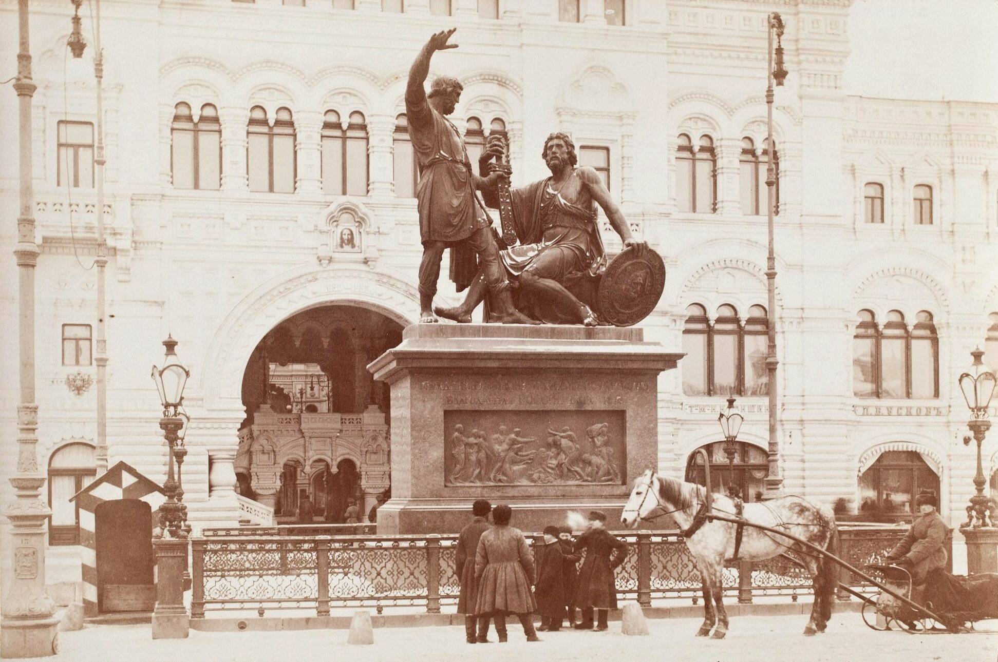 Памятник на фоне обновлённых Верхних торговых рядов. 1892-1895 гг.