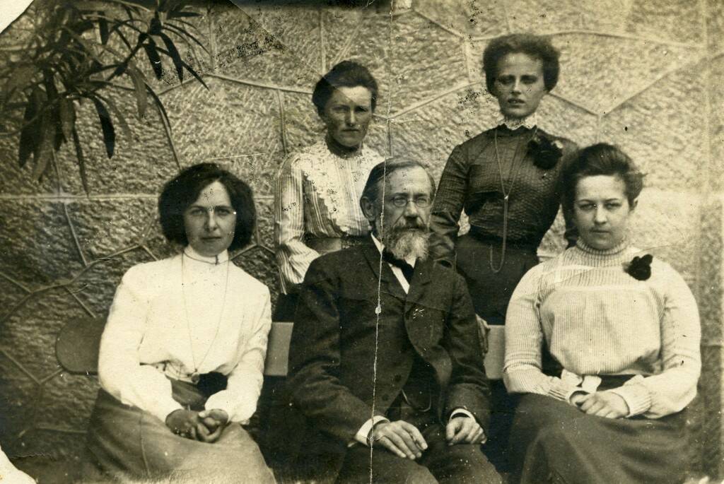 Фотография Ключевского со слушательницами Высших женских курсов В. И. Герье. 1886 г.