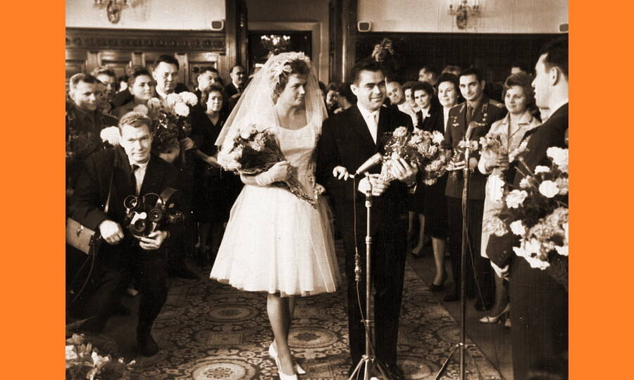 Несмотря на то, что на фото запечатлена свадьба космонавтов Андрияна Николаева и Валентины Терешковой, примерно так выглядели все советские бракосочетания
