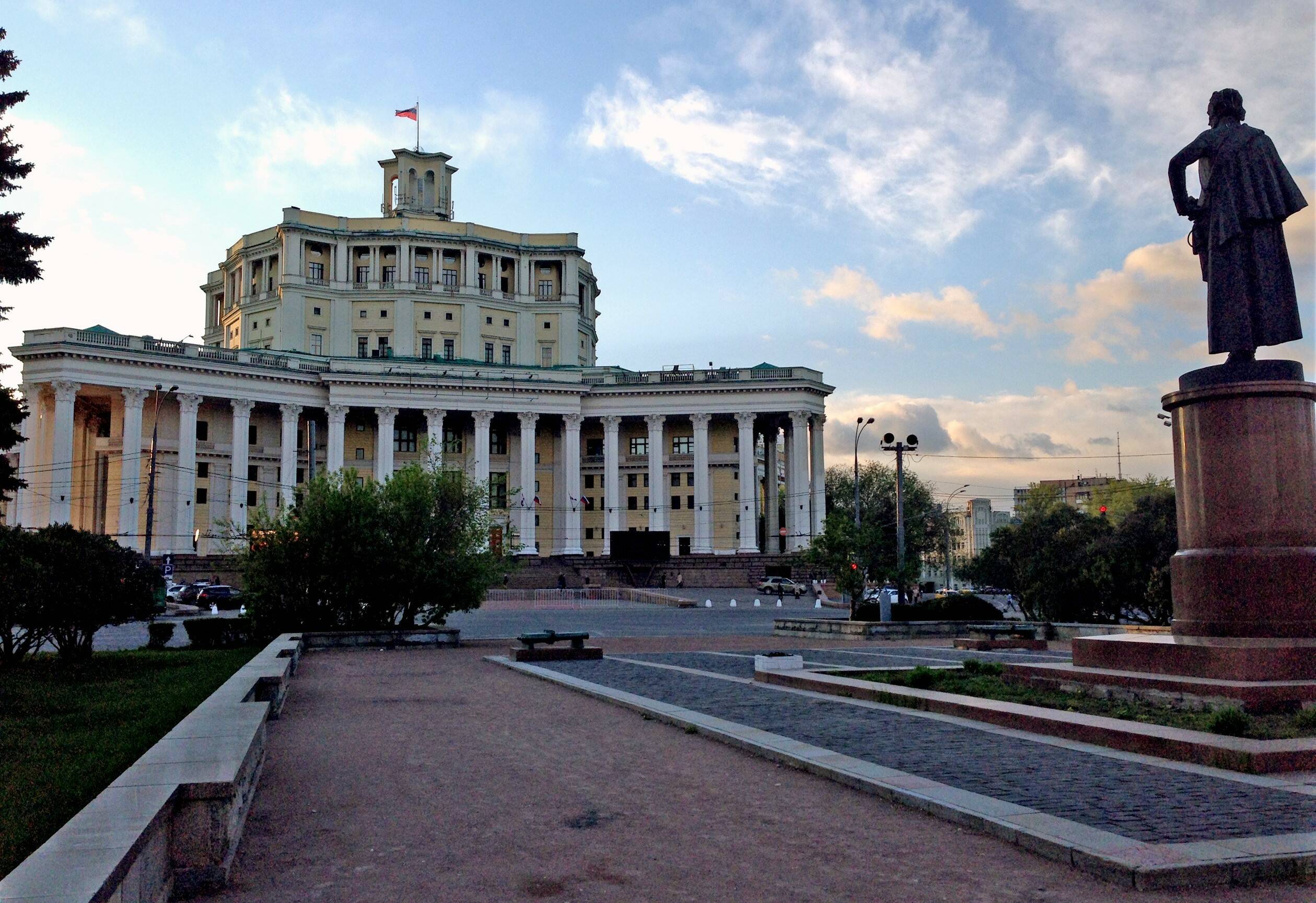 Театр со стороны Суворовской площади (фото: Дмитрий Мозжухин CC BY 3.0)