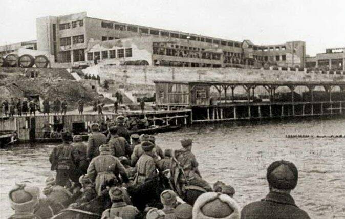 Красноармейцы форсируют Днепр в районе  консервного комбината. 13 марта 1944 г.
