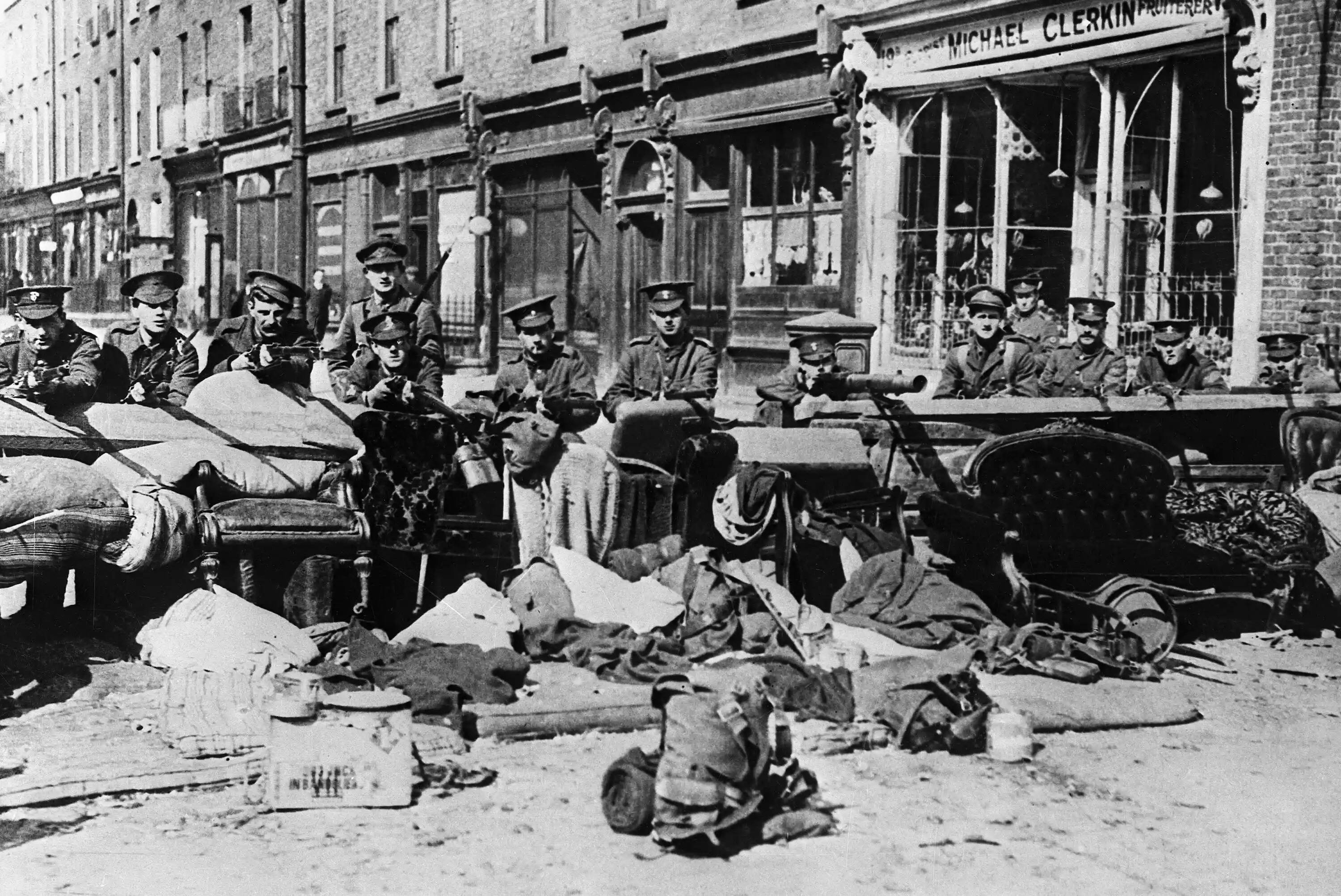 Британские солдаты на баррикадах в Дублине во время Пасхального восстания, 1916 г.