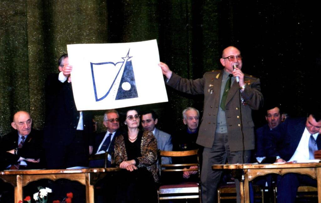 А.А. Леонов с эмблемой Гагаринских Чтений
