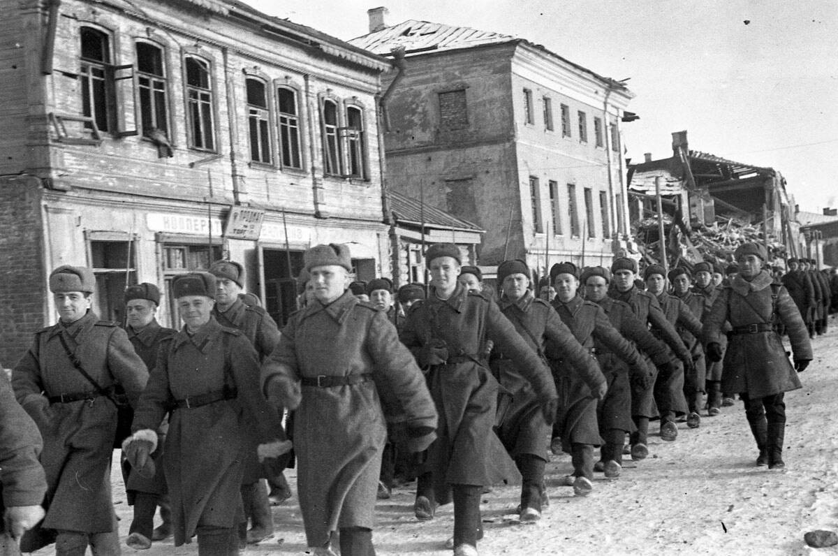 Марширующие солдаты на улицах освобожденного Гжатска 1943 г.