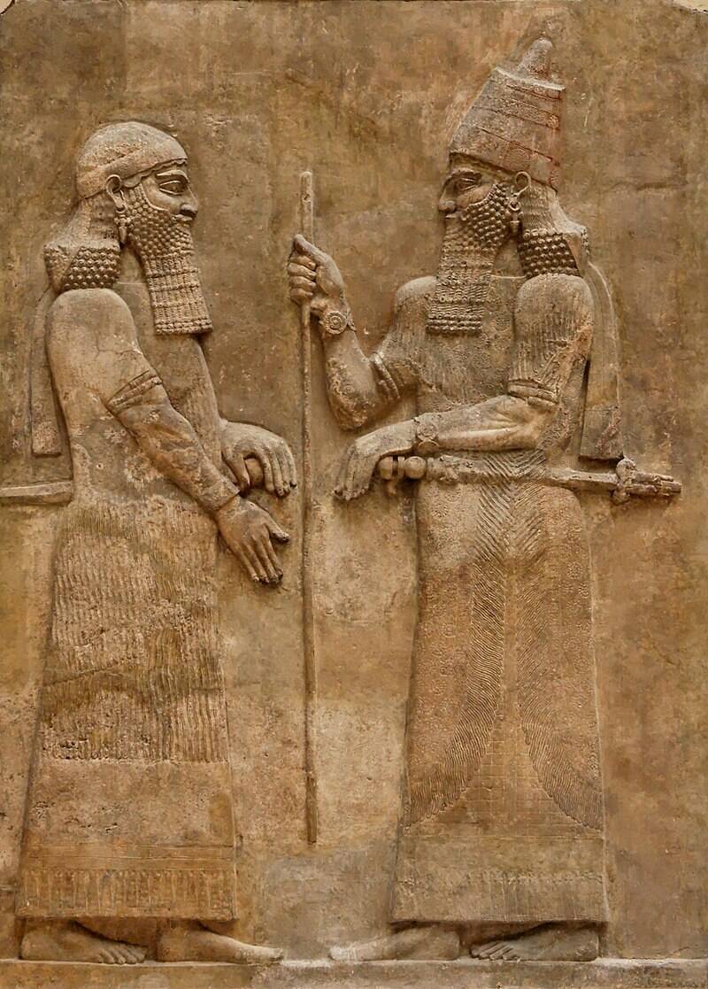 Саргон II (справа) со своим наследником Синаххерибом (слева). 