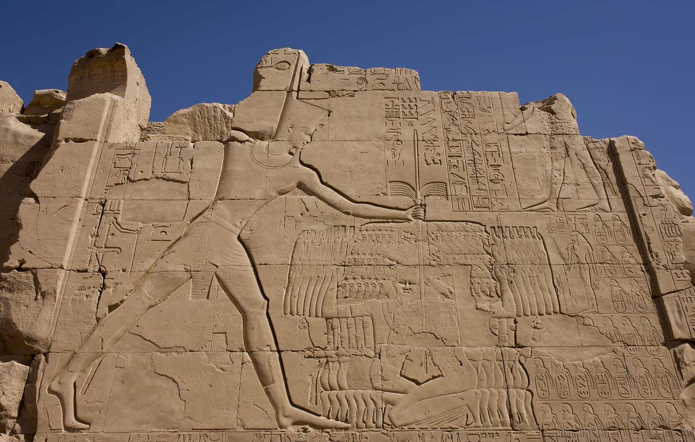 Рельеф на стене храма Амона-Ра в Карнаке с изображением фараона Тутмоса III, одержавшего победу в битве при Мегиддо, XV век до нашей эры. Автор: Richard Baker.