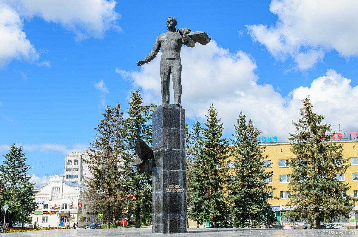 Памятник Юрию Гагарину на Красной площади города Гагарин