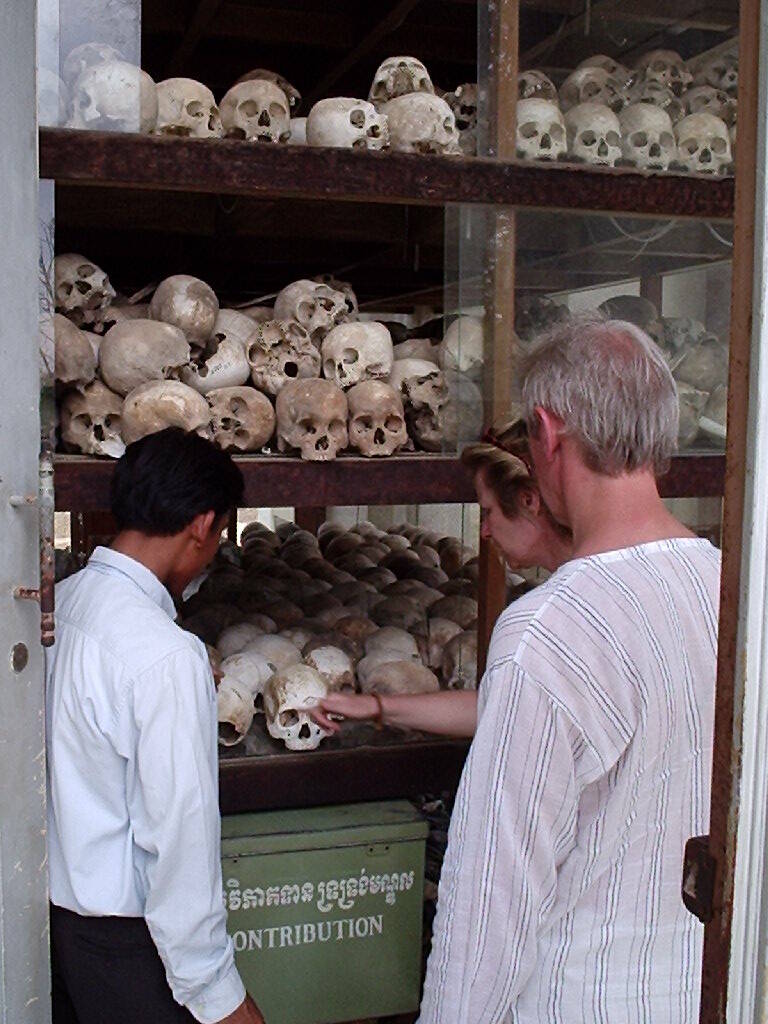 «Поля смерти» — мемориал жертв геноцида в Камбодже
