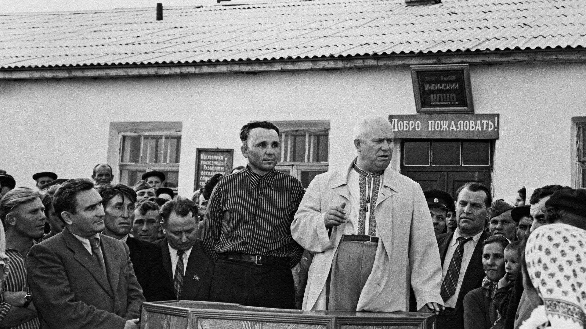 Председатель СМ СССР Н. С. Хрущев (на трибуне справа) выступает перед сельскими колхозниками