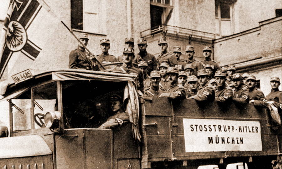 Нацистские штурмовики во время «Пивного путча» 1923 года в Мюнхене
