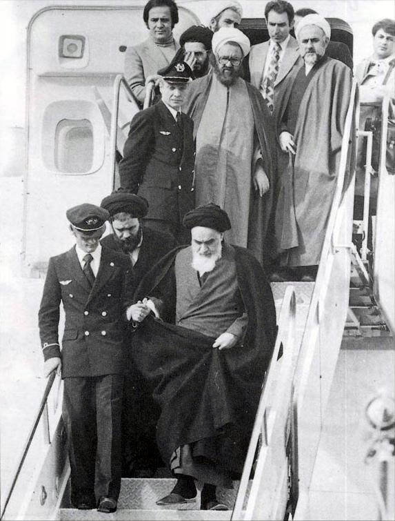 Аятолла Хомейни спускается по трапу в аэропорту Мехрабад, утро 1 февраля 1979