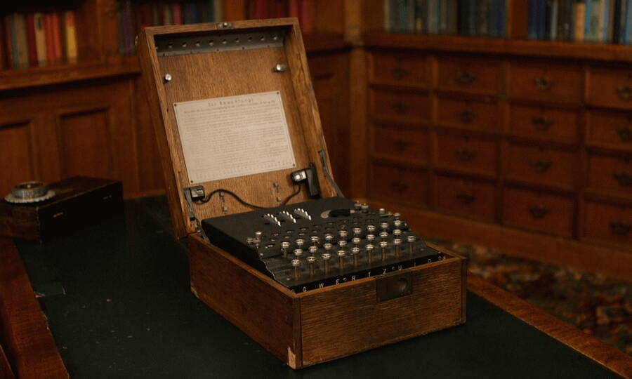 Немецкая шифровальная машина «Энигма». Взлом её кодов британскими спецслужбами оказал существенное влияние на ход Второй мировой войны
