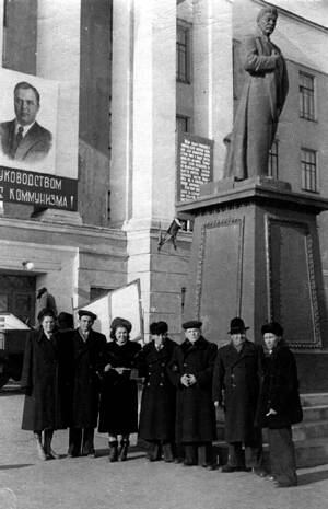 Сотрудники университета у памятника Сталину. 1950-е.