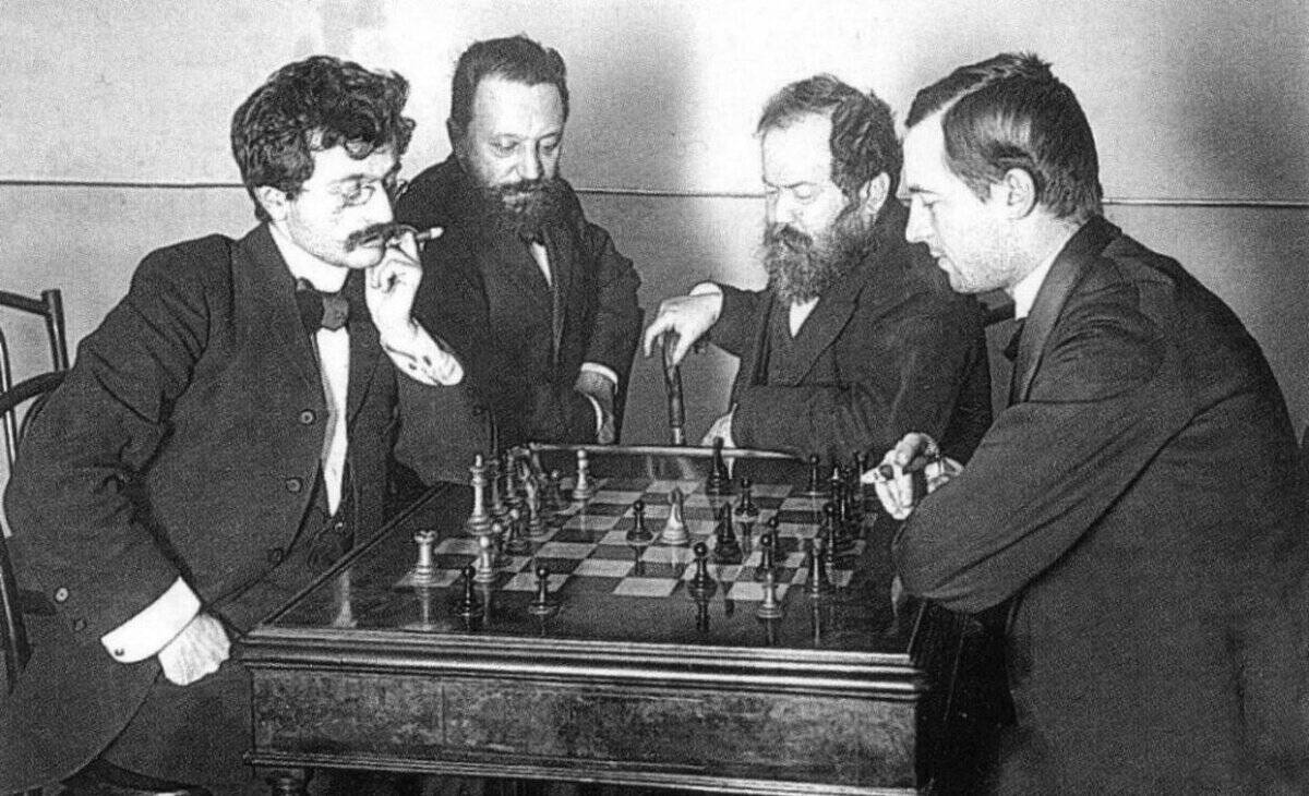 Четыре сильнейших шахматиста мира во время Петербургского турнира 1895/1896 годов. Слева направо – Эммануил Ласкер, Михаил Чигорин, Вильгельм Стейниц, Гарри Пильсбери.