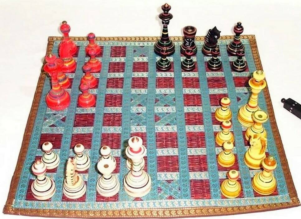 Чатуранга на четырёх игроков – индийский предок современных шахмат.