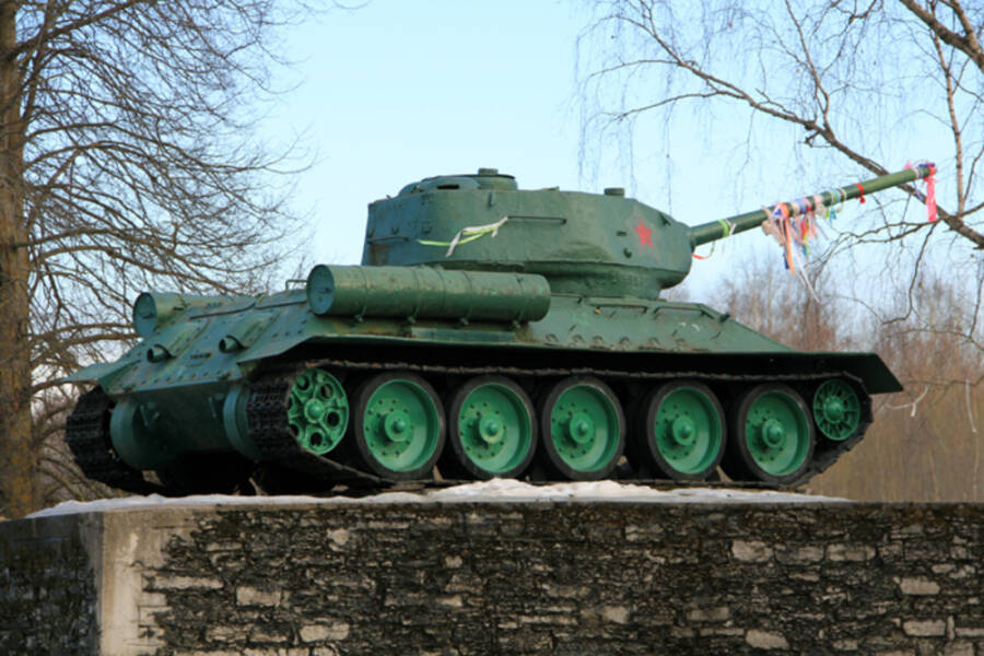 В Эстонии призвали как можно быстрее демонтировать танк Т-34 в Нарве