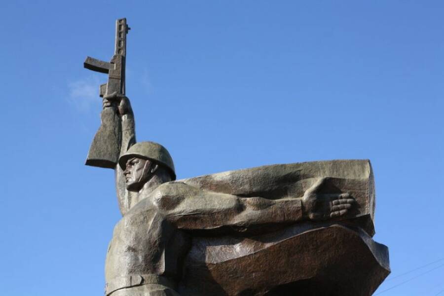 На Украине снесли памятник советскому воину-освободителю