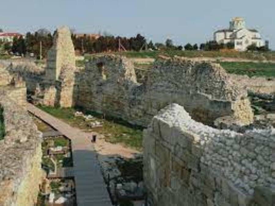 В Херсонесе найдены остатки древних укреплений