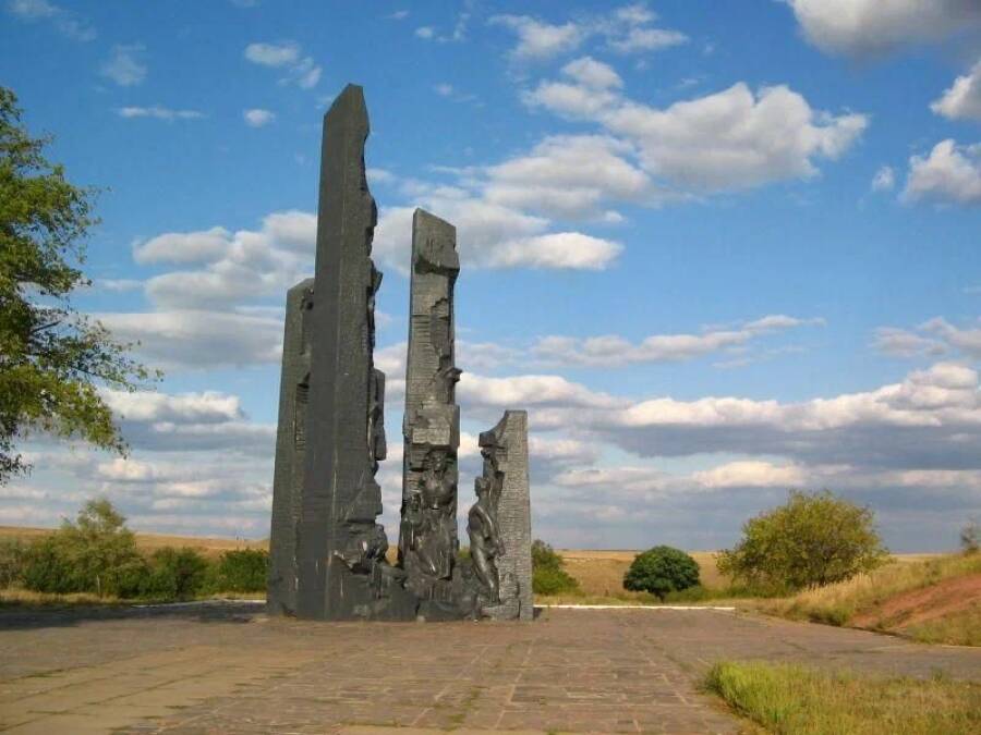 Молодогвардейцев 5. Мемориальный комплекс Непокоренные Краснодон. ), Мемориальный комплекс "Непокоренные". (Г.Краснодон. Памятник Непокоренные Краснодон. Краснодон шурф мемориальный комплекс.