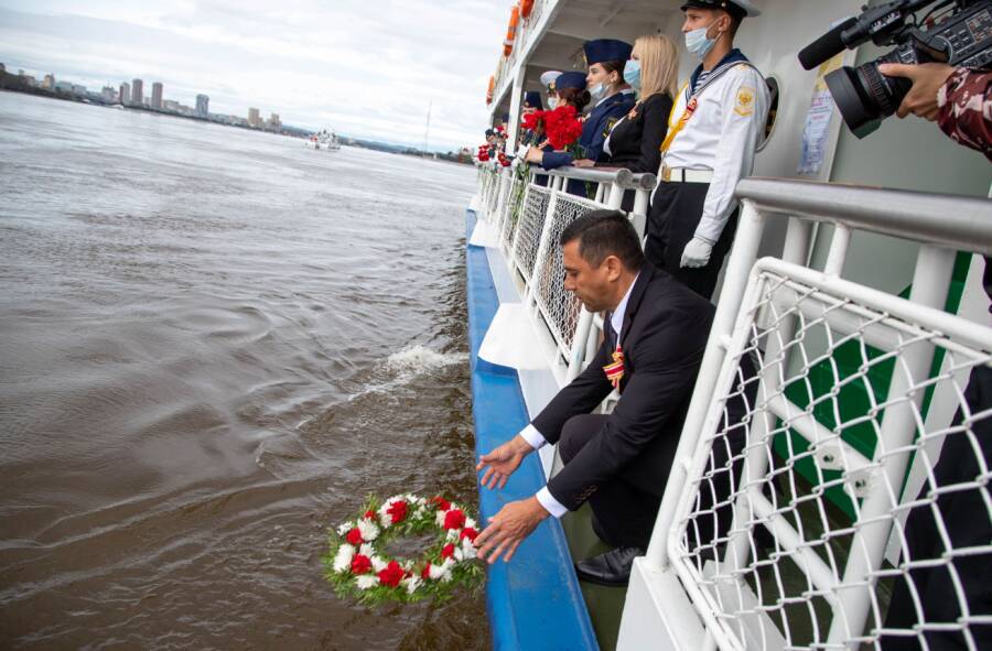 В Благовещенске и Хэйхэ прошла российско-китайская акция памяти "Цветы на воде"