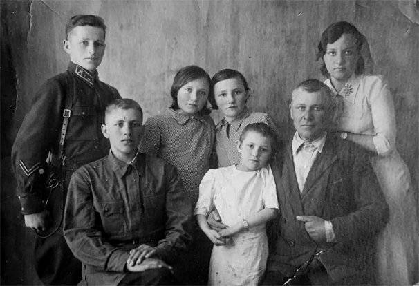 Антон Цехмистренко (крайний слева) с семьей