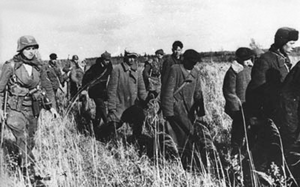 Cельское население, захваченное оккупантами во время облавы. Витебская область, май 1944 г.